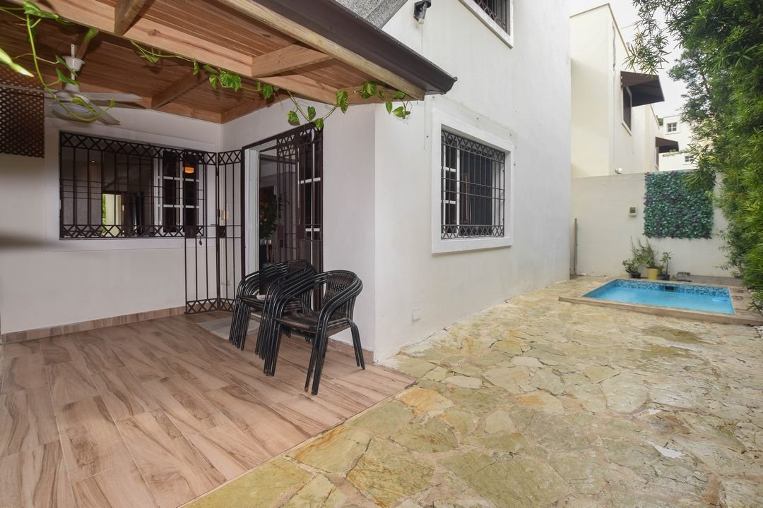 casas - casa de 2 niveles con amplio patio y terraza en proyecto cerrado de Arroyo Hondo