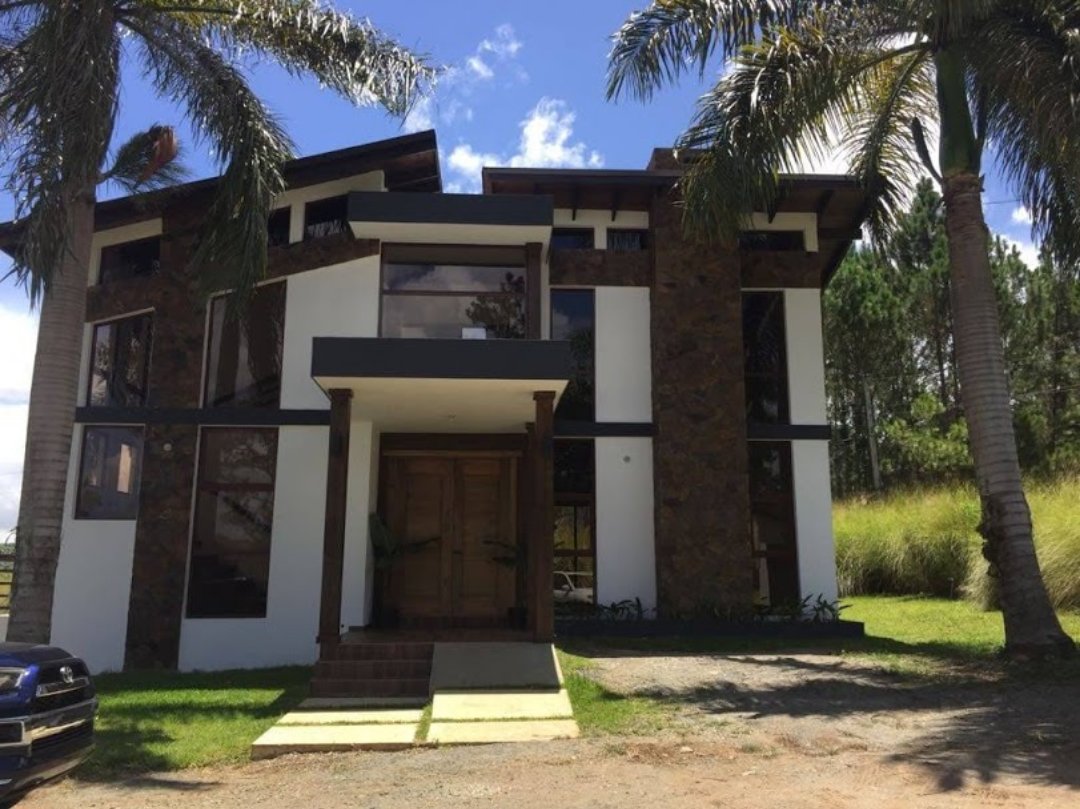 casas vacacionales y villas - Villa de 2 niveles en Residencial cerca de Mata de Plátano en Jarabacoa