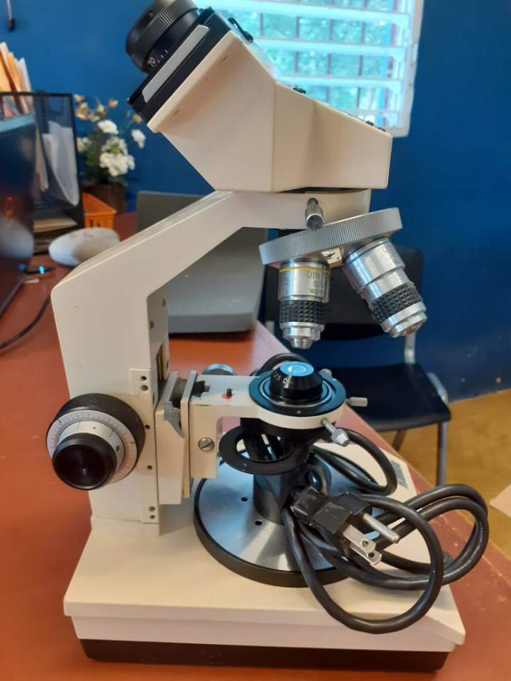equipos profesionales - microscopio completo todo sus accesorios condiciones excelente.