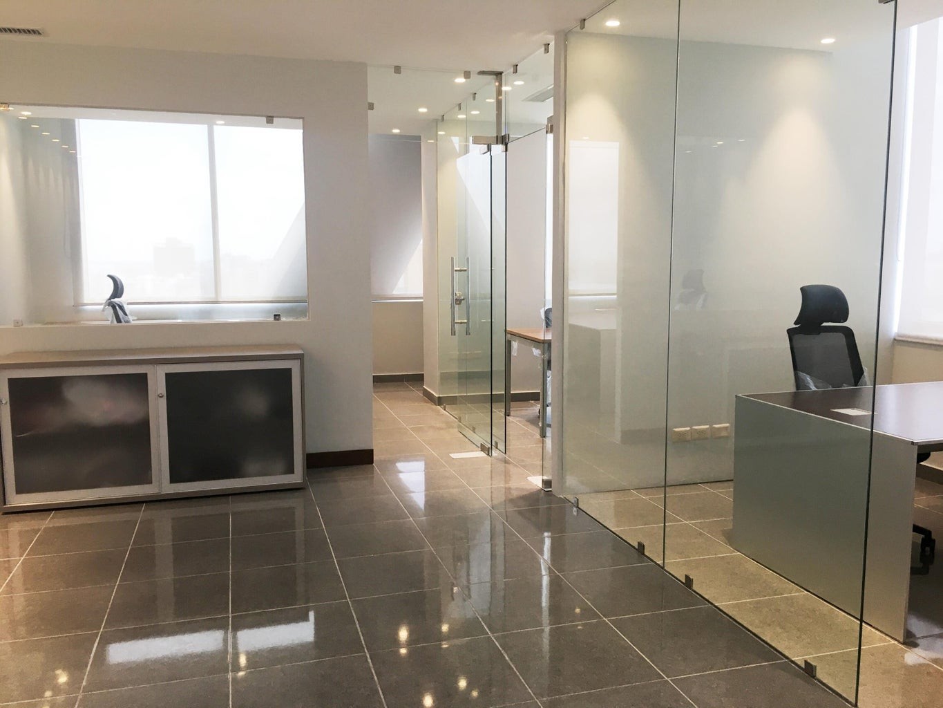oficinas y locales comerciales - Oficina de 125 m2  en Piantini  de un baños