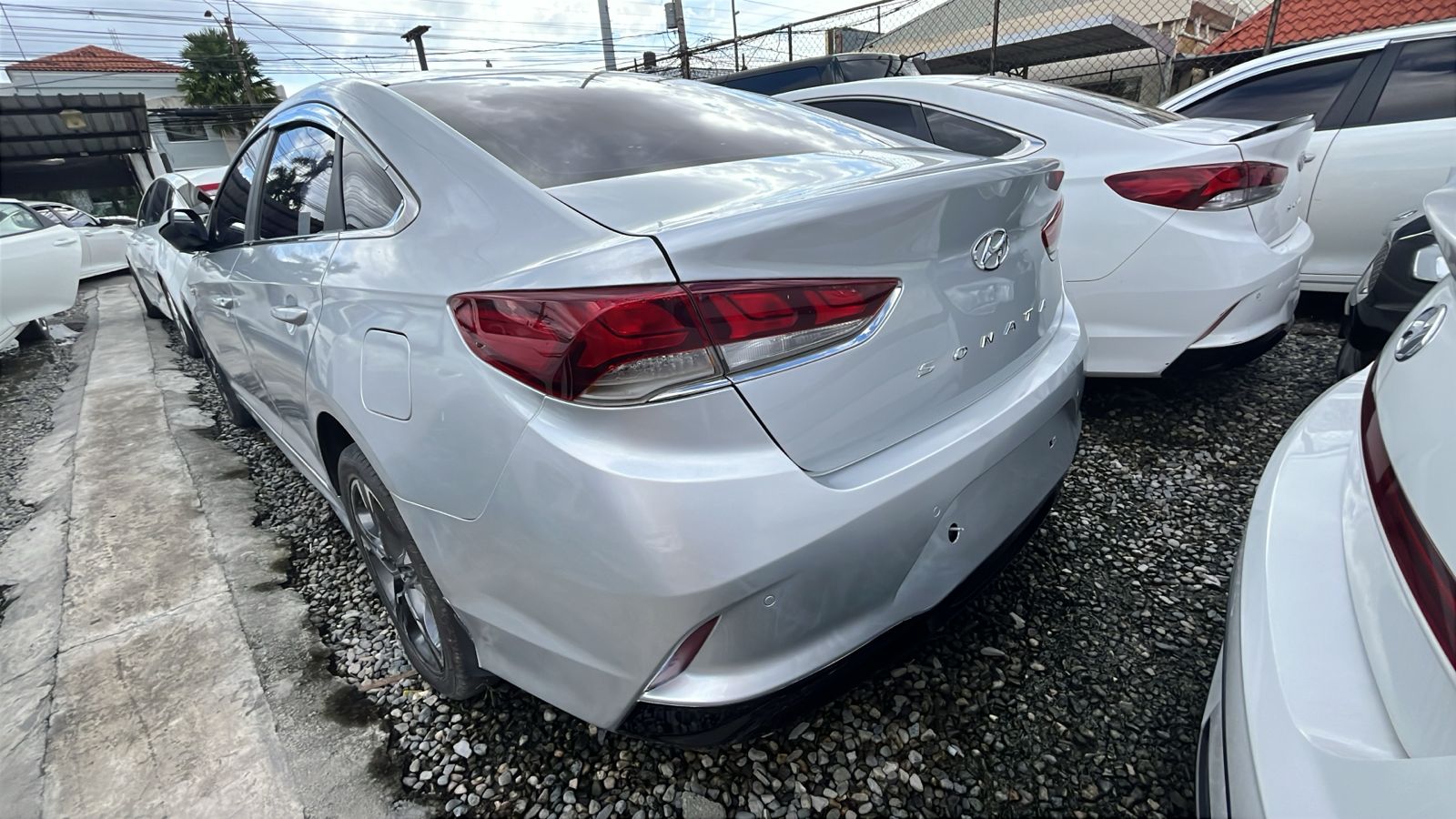 carros - HYUNDAI NEW RISES GRIS AÑO 2028 DESDE: RD$710,000. 3