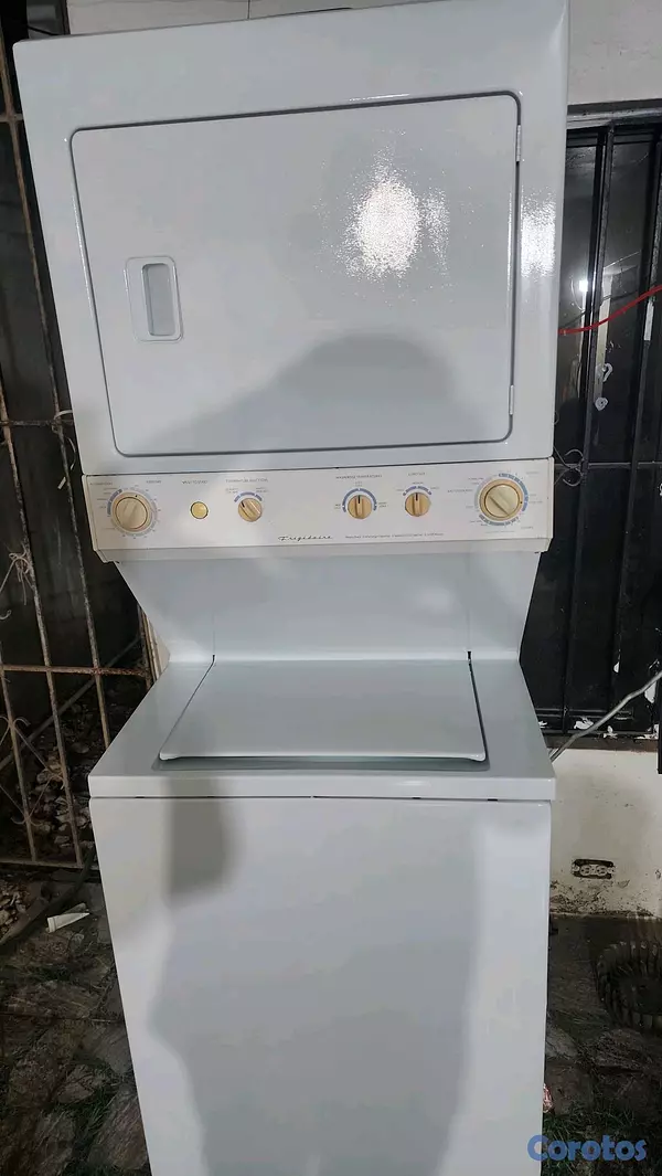 electrodomesticos - Lavadora tipo torre de 220v.  Lava, seca y exprime 100% funcional.  Está nítida. 2