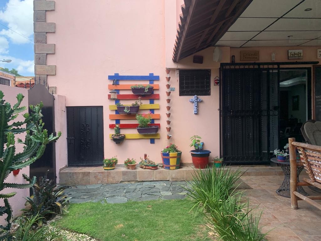 casas - VENDO Casa De 2 Niveles En Residencial Cerrado Altos De Arroyo Hondo III

 6
