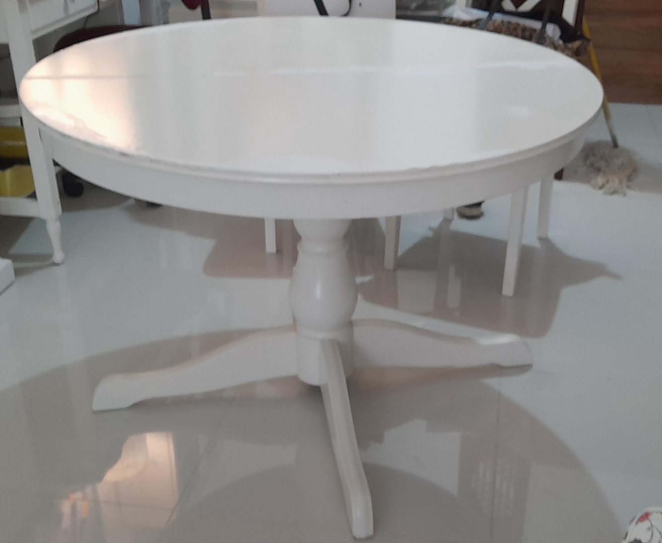 muebles y colchones - Vendo mesa comedor usada Ikea blanca redonda 1Mt extensible a reparar RD$7200