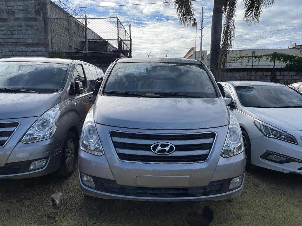 jeepetas y camionetas - HYUNDAI GRAN STAREX 2017 GRIS