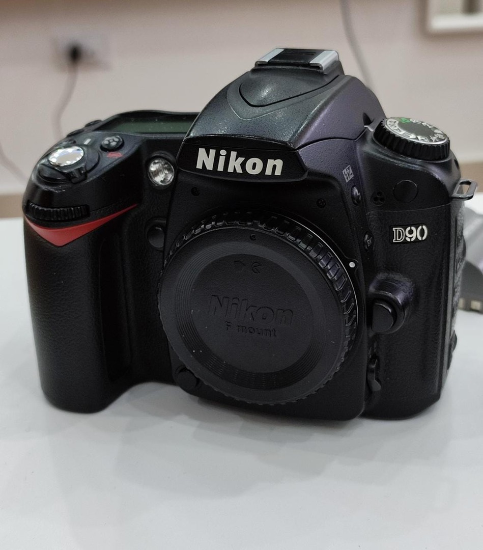 camaras y audio - Cámara Nikon D90, con su cargador y su foco 18-55mm