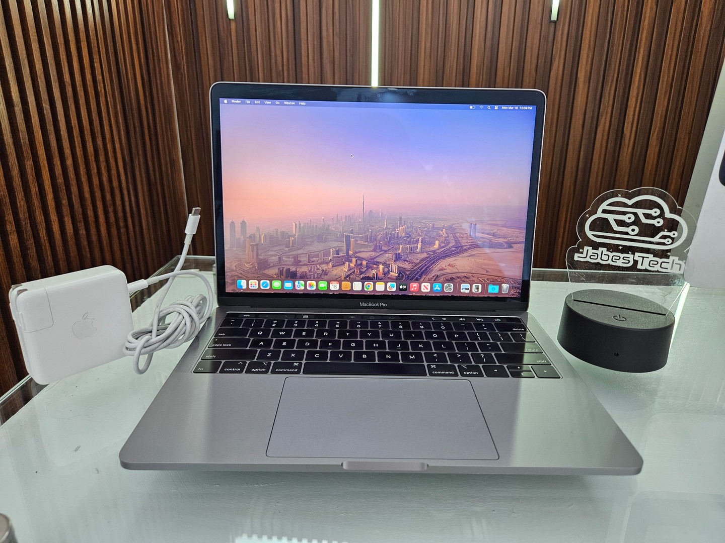 computadoras y laptops - Macbook Pro 2019 13 Pulgadas Touch Bar 512GB SSD 8GB Ram Intel Core i5 NITIDA