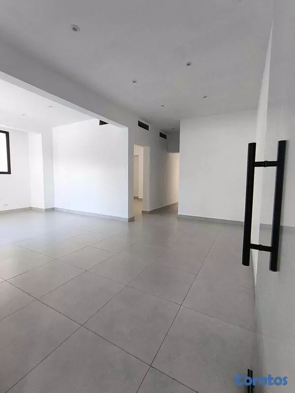oficinas y locales comerciales - Local en primer piso en la Julia  4