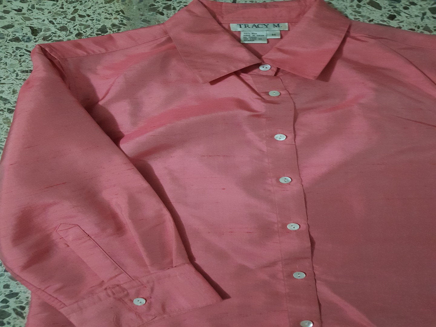 Elegante blusa camisera de seda pura, tamaño M, marca Tracy M. 0