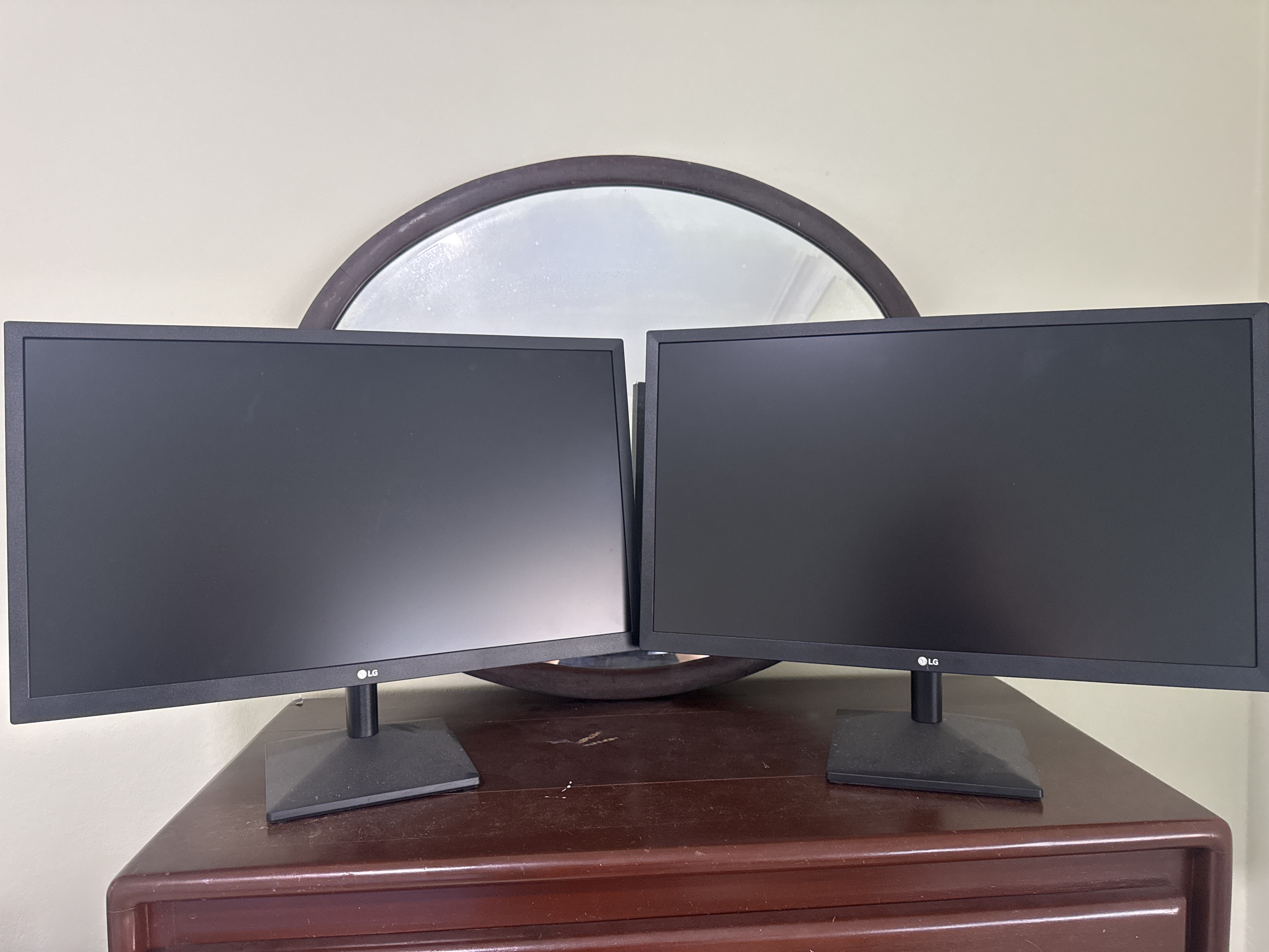 computadoras y laptops - Dos Monitores LG como nuevo ,
