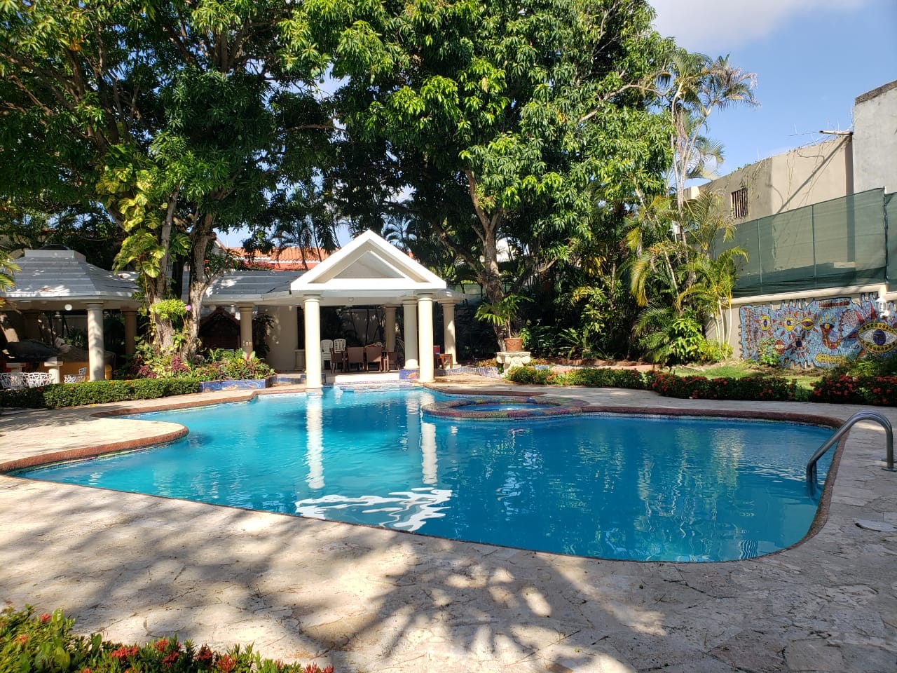 casas - Casa  2 niveles con piscina en Alameda