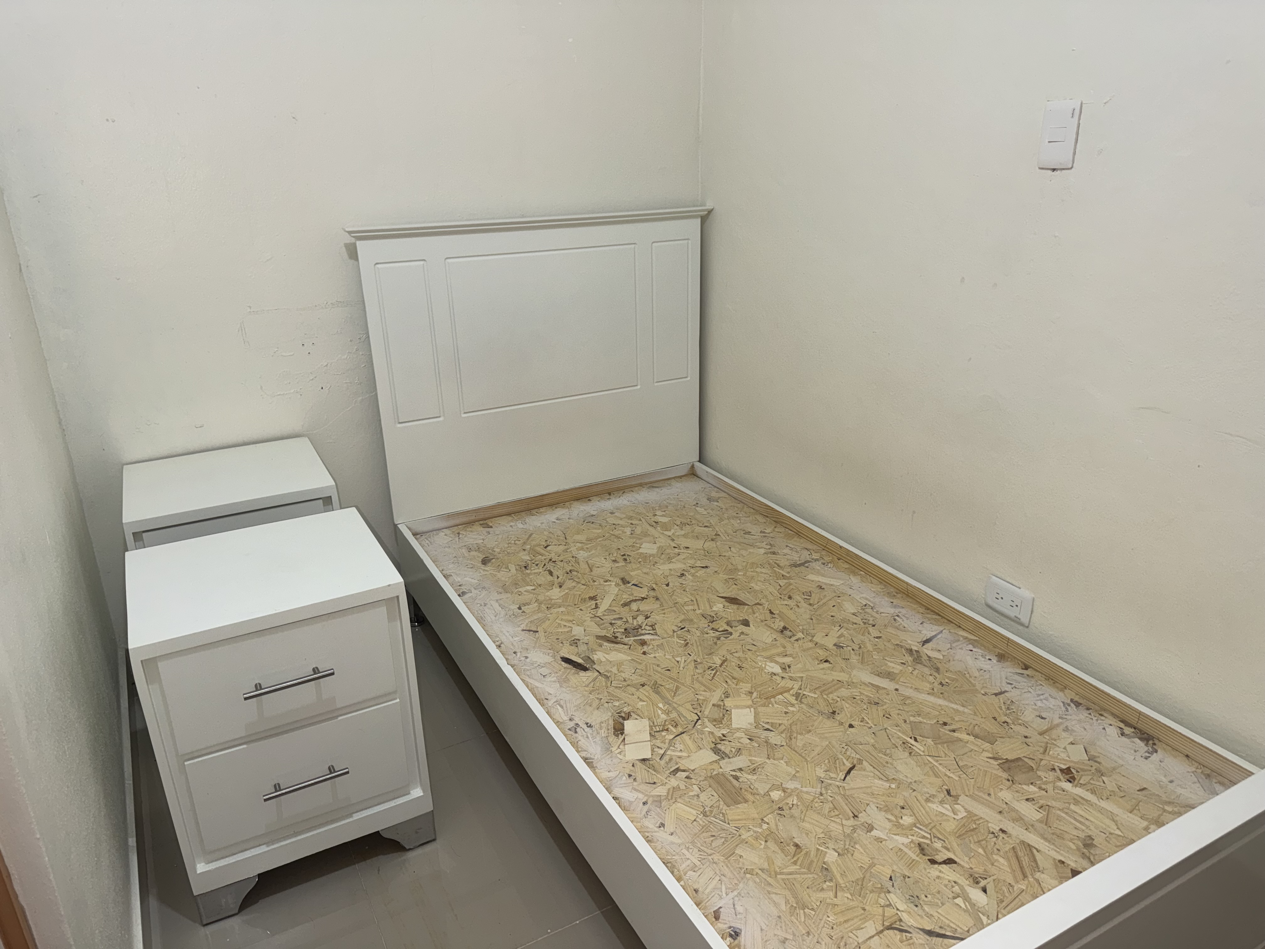 muebles y colchones - Cama twin con las dos mesitas de noche 1
