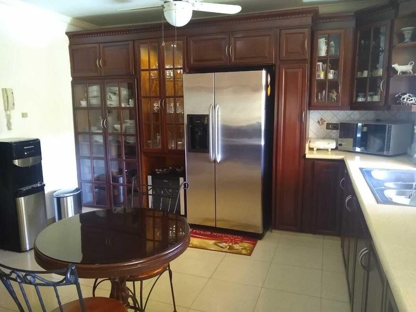 casas - Casa en venta #24-1376 amplia, con cómodas hab. jacuzzi, cocina con desayunador 2