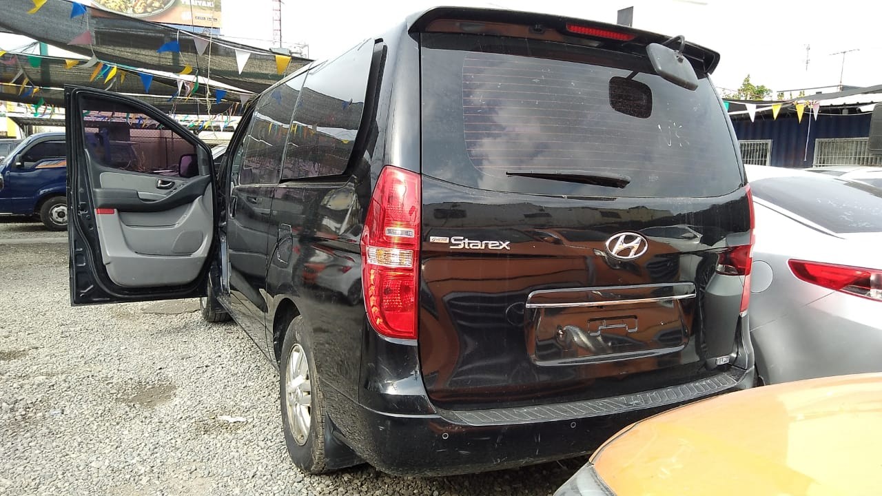 jeepetas y camionetas - HYUNDAI STAREX 2017 NEGRA 5