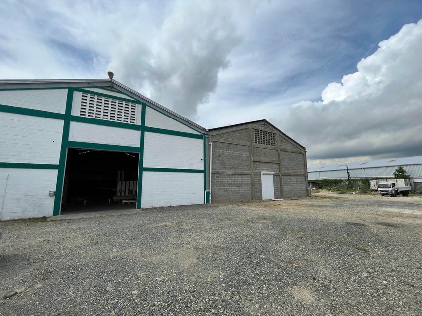 oficinas y locales comerciales - Nave industrial en venta #23-2281 con 2 baños. 3