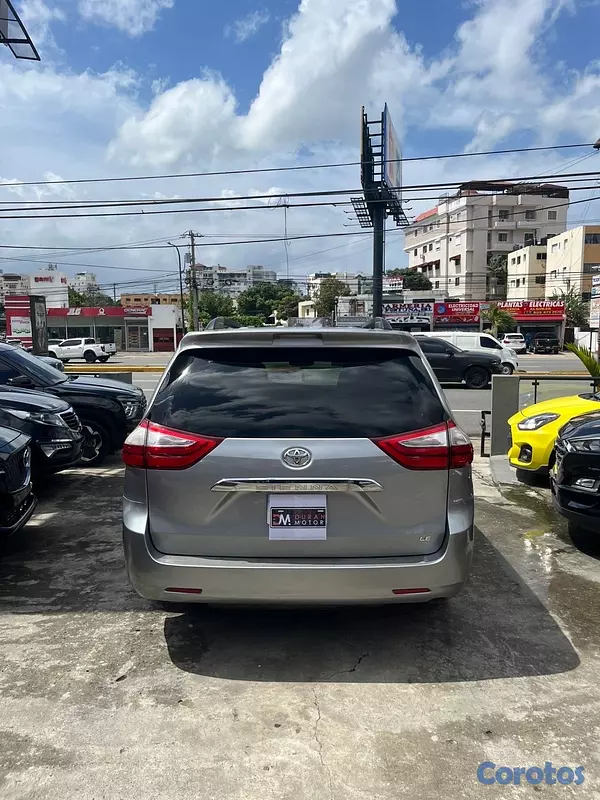 jeepetas y camionetas - Toyota Sienna LE AWD 2017
 6