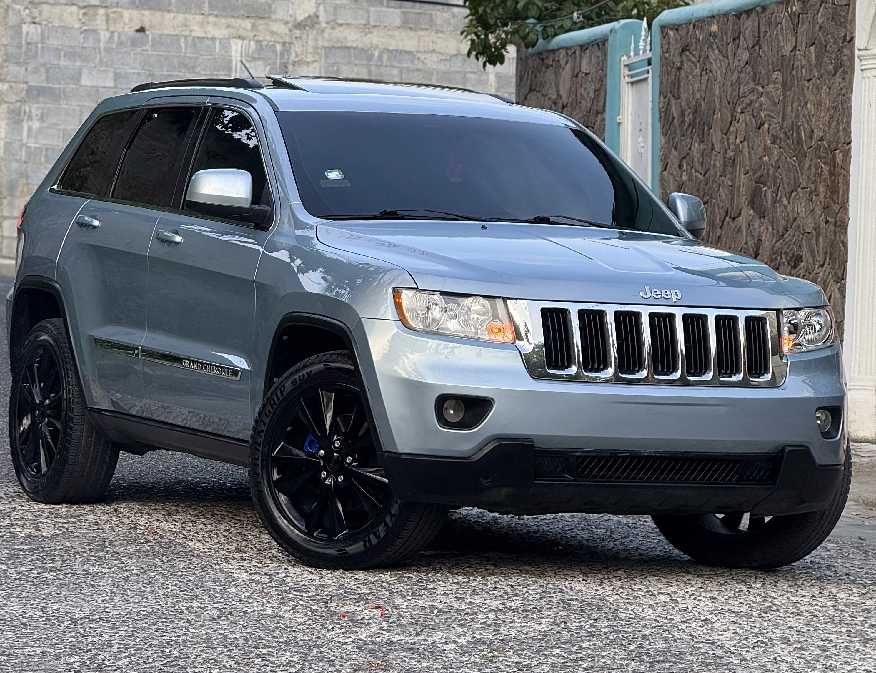 jeepetas y camionetas - Jeep Grand laredo 4x2 panorámica  2012 $549,000
