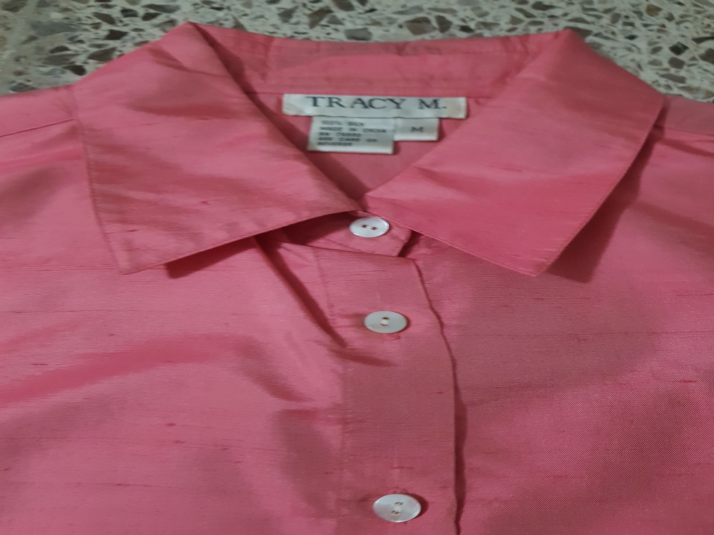 Elegante blusa camisera de seda pura, tamaño M, marca Tracy M. 2