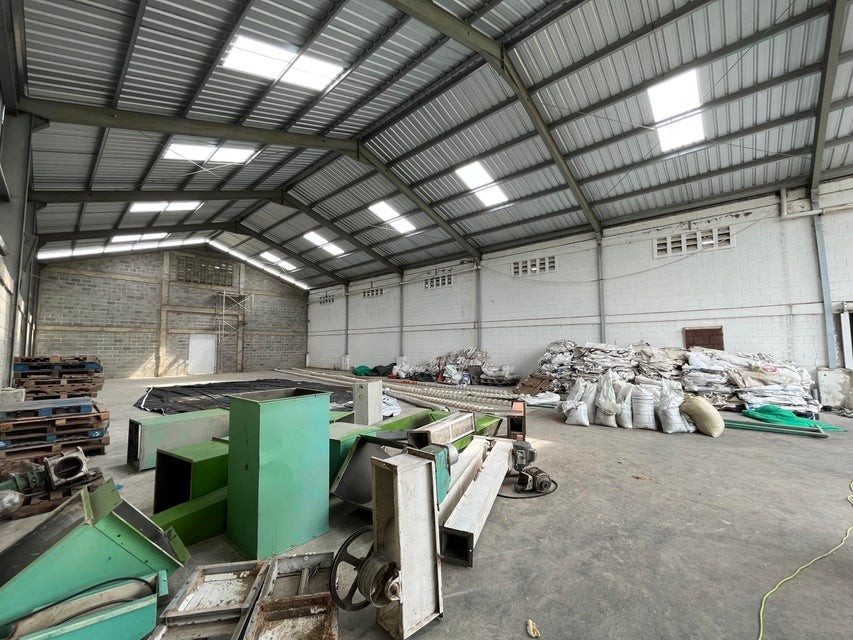 oficinas y locales comerciales - Nave industrial en venta #23-2281 con 2 baños. 4