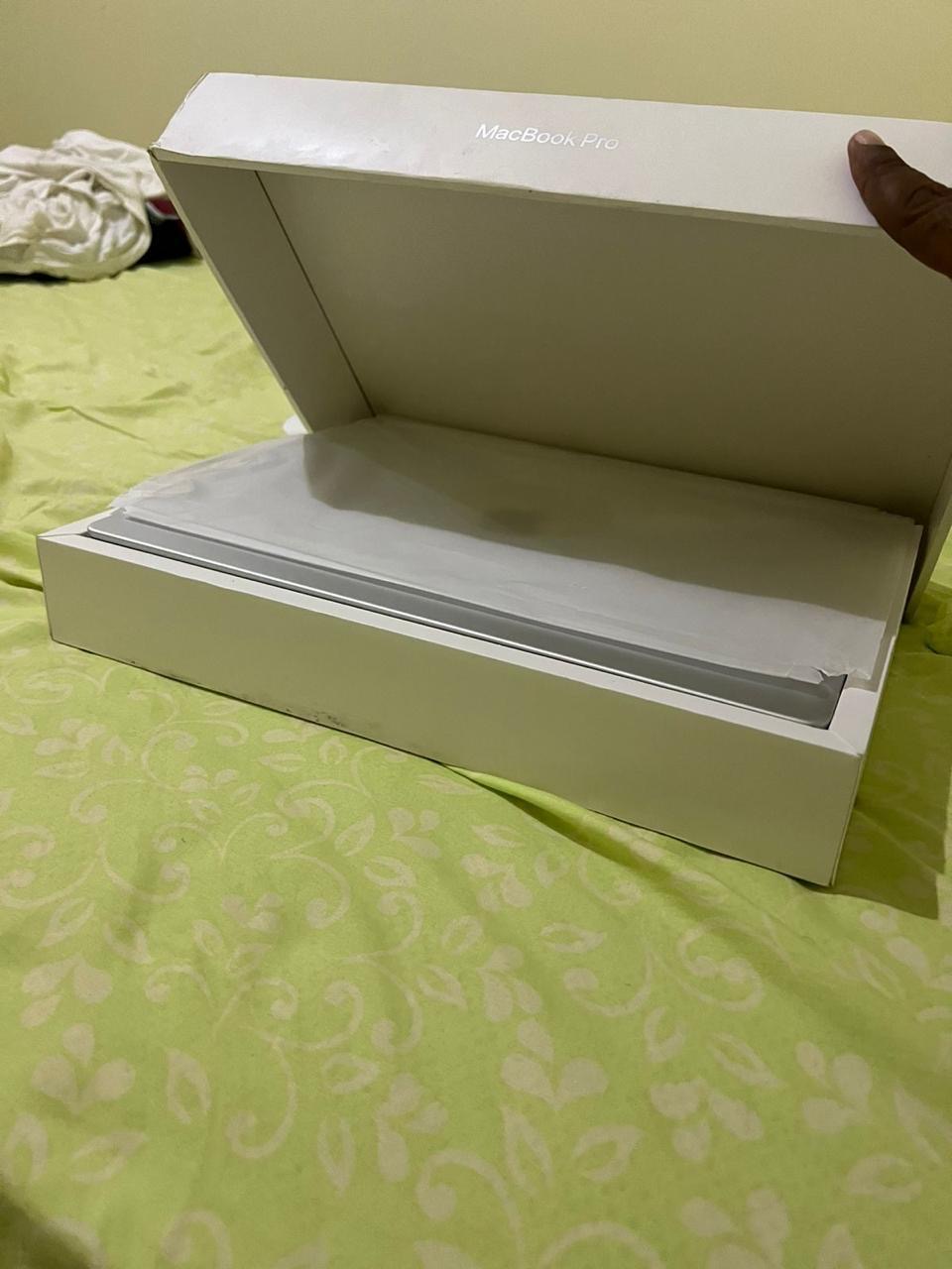 computadoras y laptops - MacBook Pro m1 libre de iCloud  3