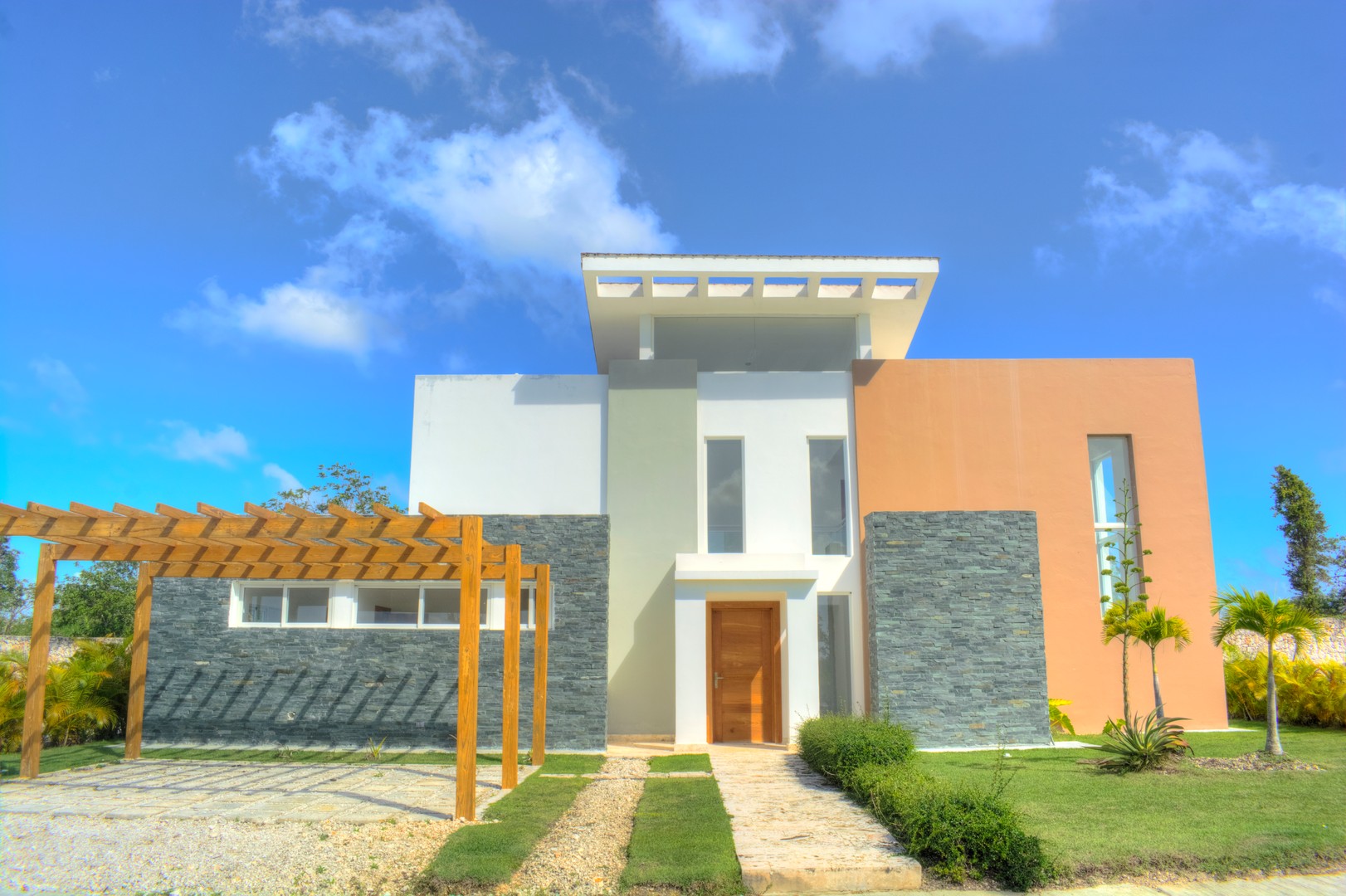 casas - Venta de Villa  4 habitaciones mas servicio con lago de pesca y playa en bávaro