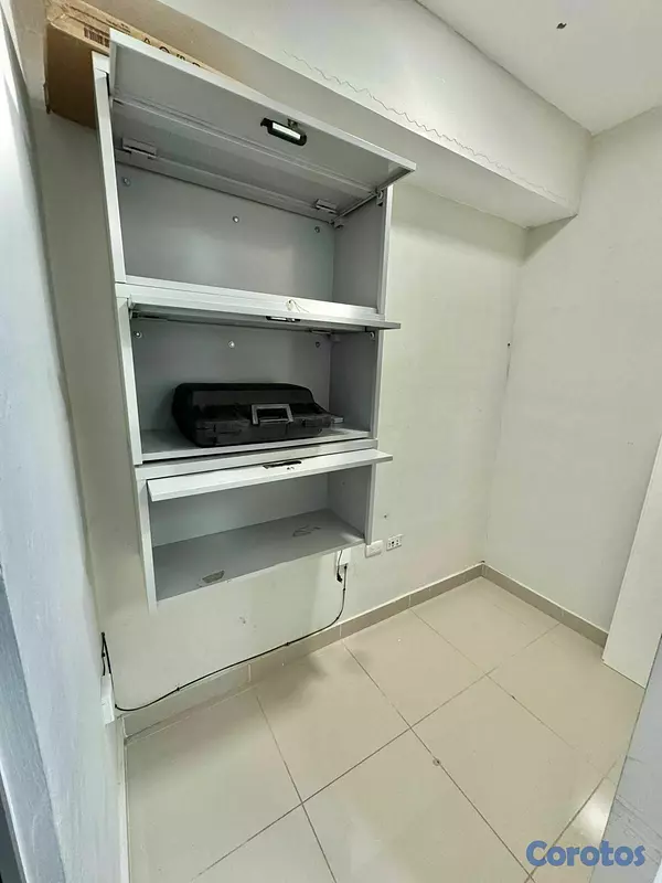oficinas y locales comerciales - Oficina Comercial en Alquiler Semi-Amueblada Ensan 1