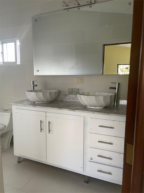 casas - Venta de casa en la castellana Distrito Nacional de 372mts 9