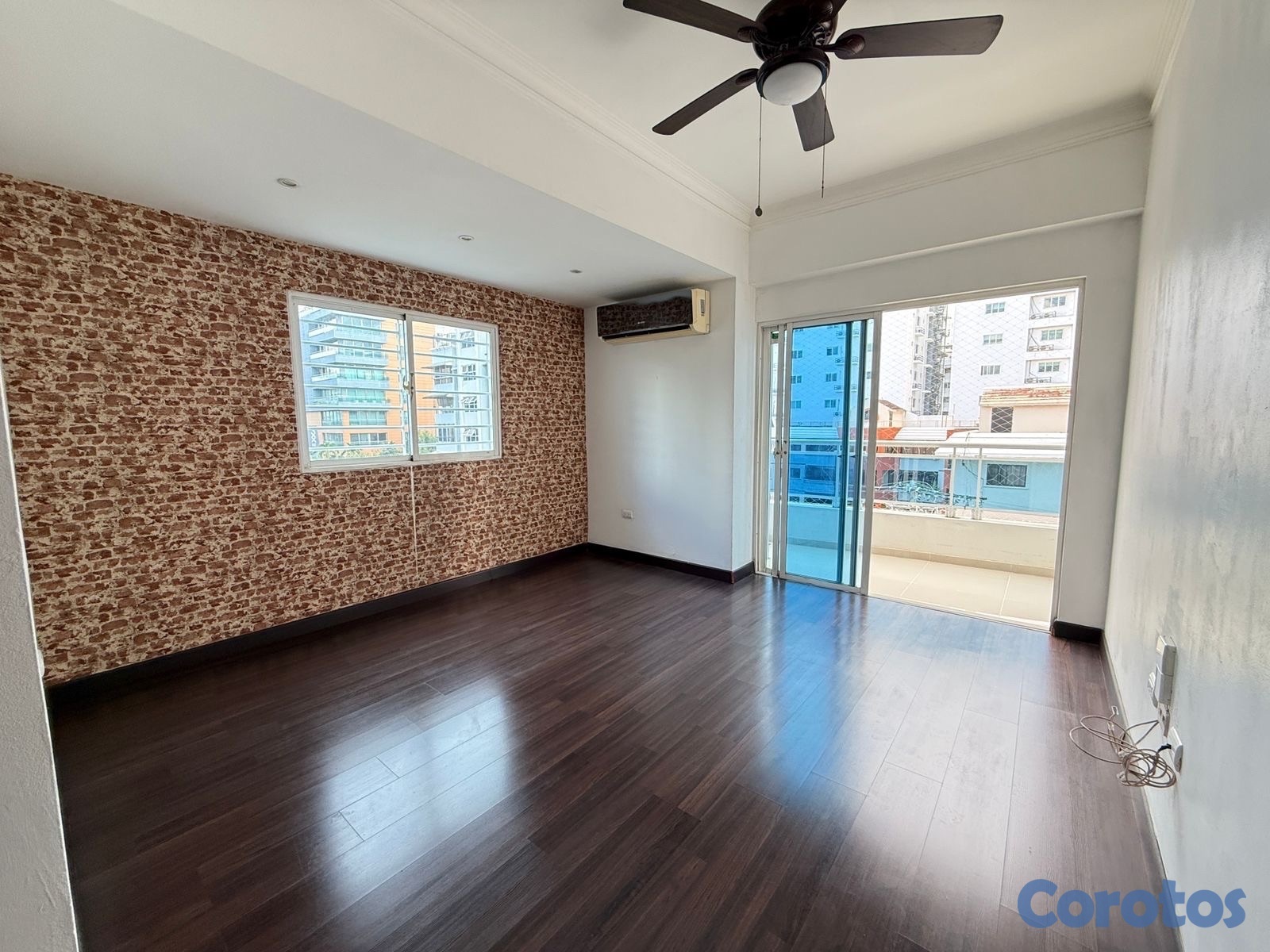 apartamentos - vendo Evaristo Morales dos habitaciones 2.5 baños dos parqueos balcón servicio  1