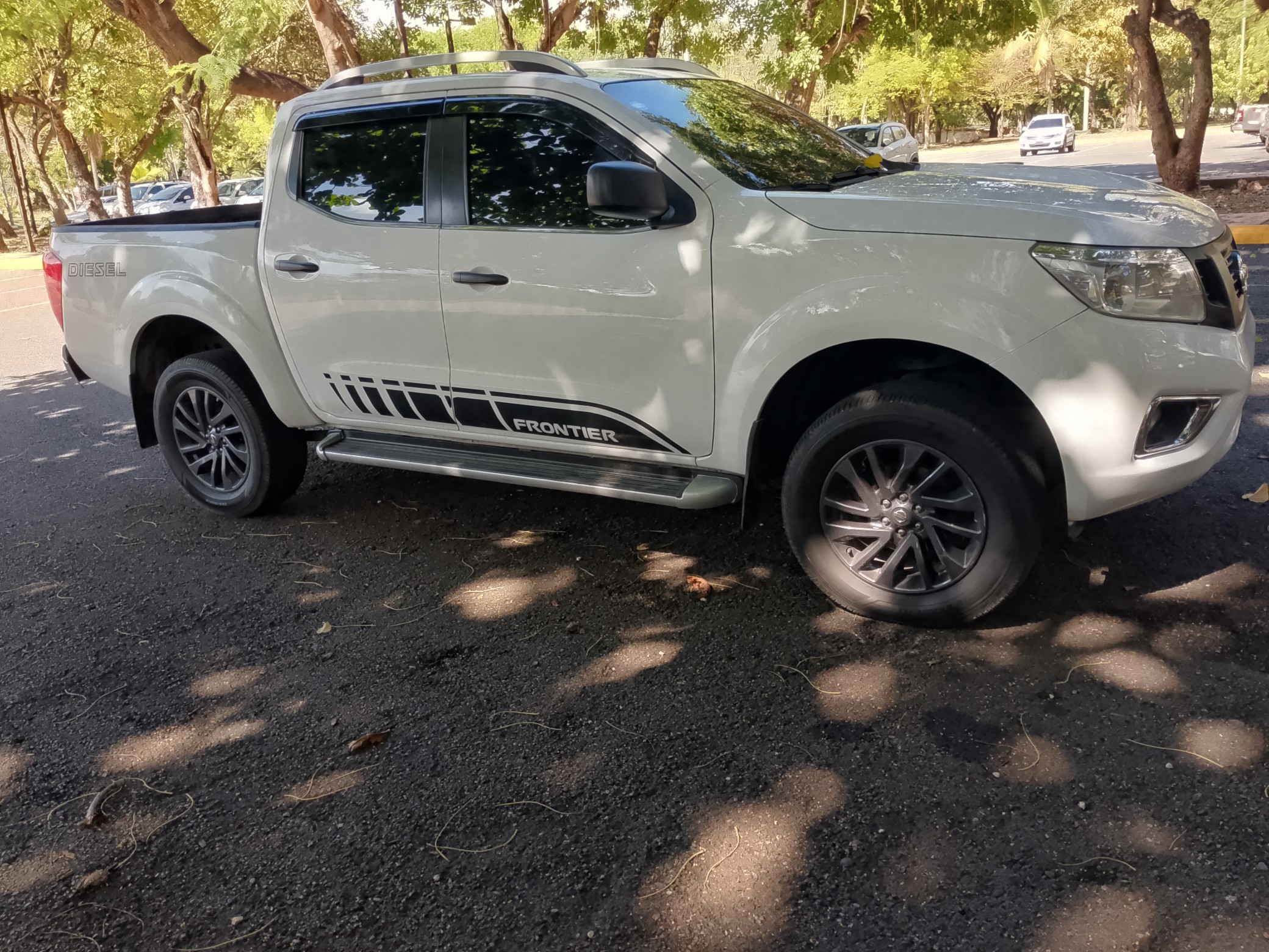 jeepetas y camionetas - Se vende Nissan Frontier mecánica 2018 nítida sero choque por motivo de cambio 
 0