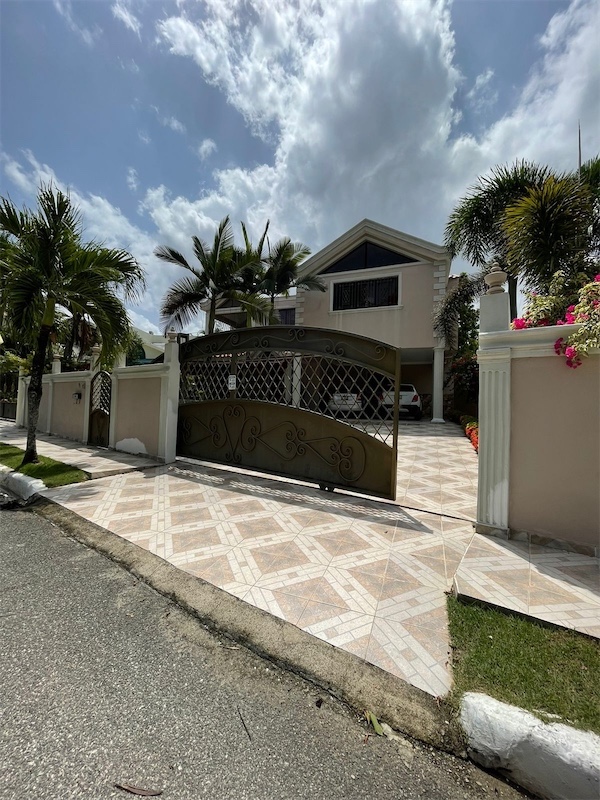 casas - Venta de casa en alameda Santo Domingo con 700mts y piscina