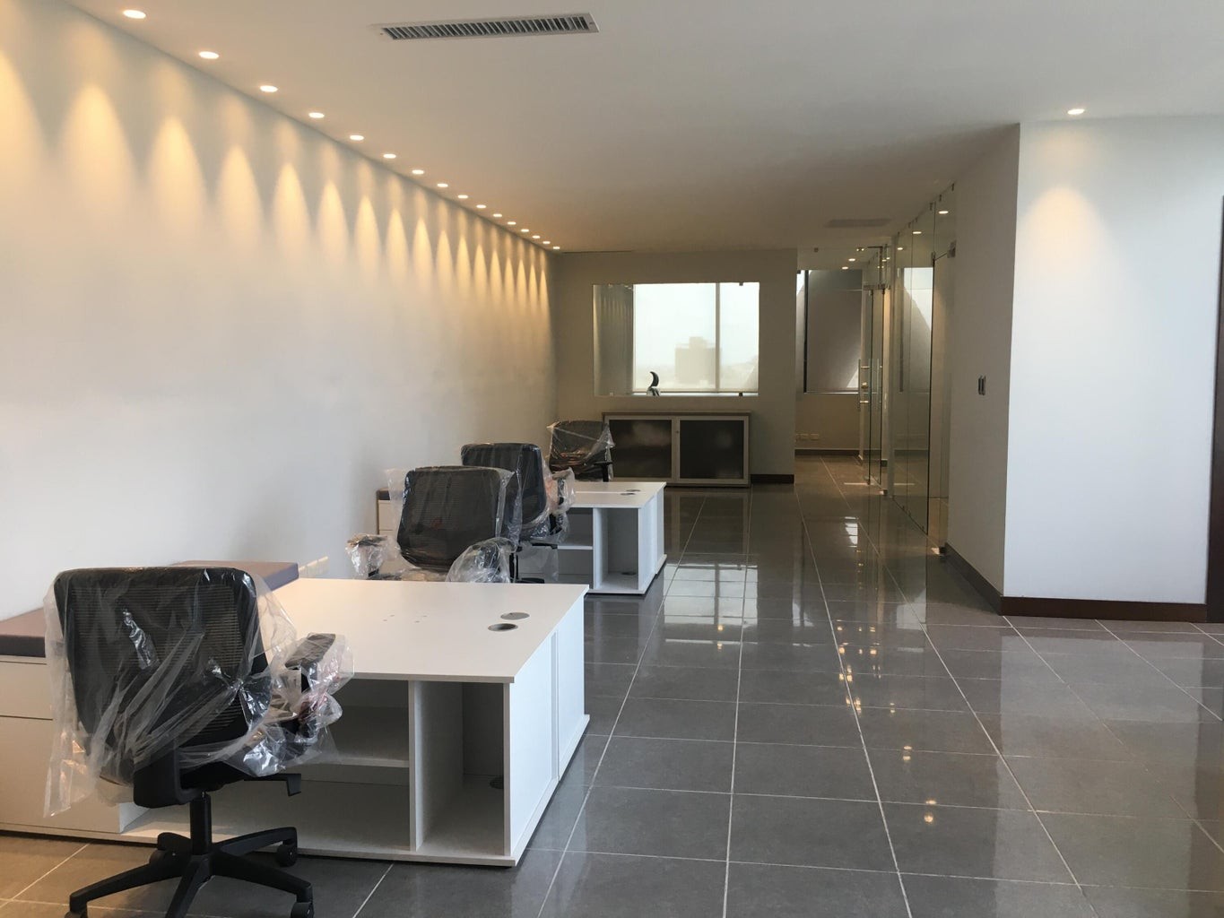 oficinas y locales comerciales - Oficina de 125 m2  en Piantini  de un baños 2