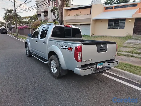 jeepetas y camionetas - Nissan frontier SV 2015 transmisión mecánica  4