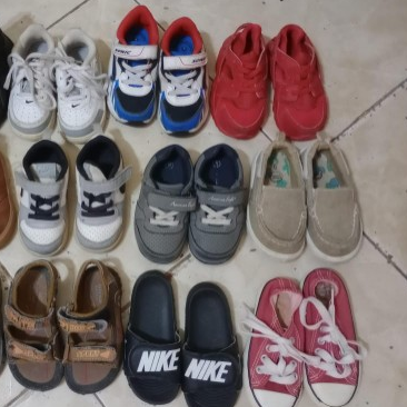 ropa y zapatos - Se venden esos pares de zapatos de niños de menos de 2 @ños 