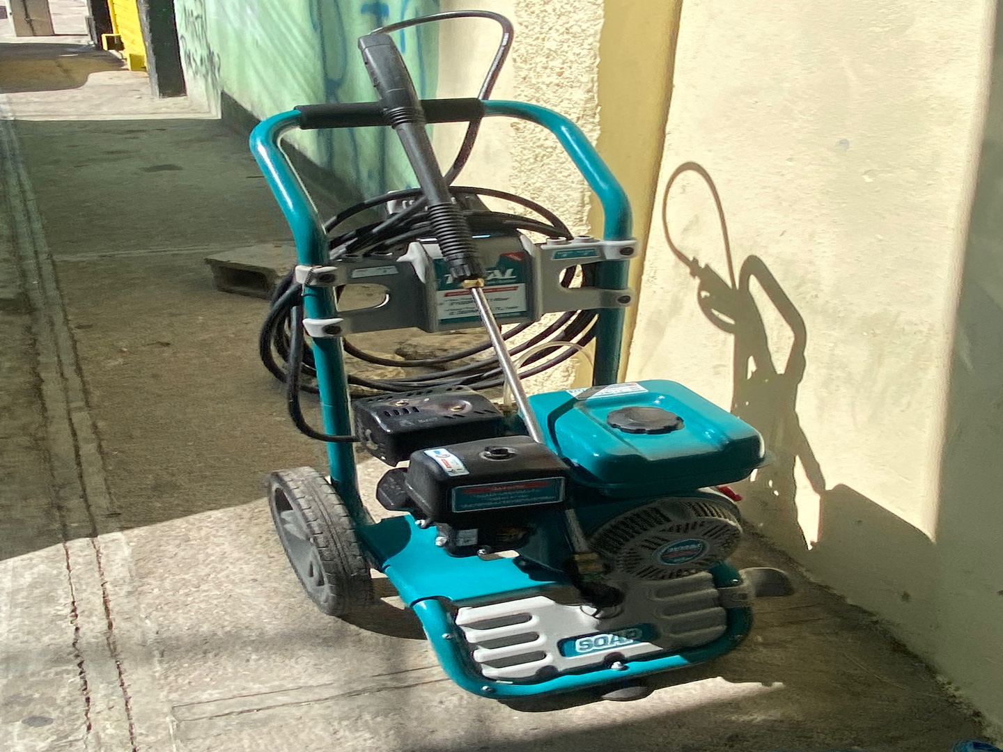 herramientas, jardines y exterior - Es una máquina de presión de agua para lavar vehículos 