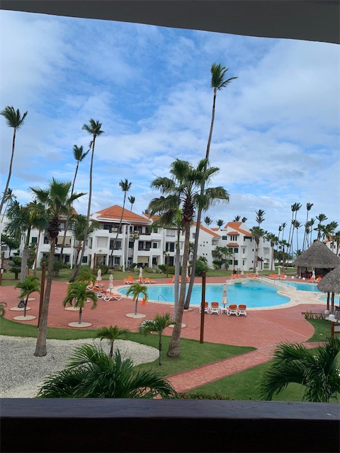 casas vacacionales y villas - Se alquila apartamento frente a la playa en Punta Cana!