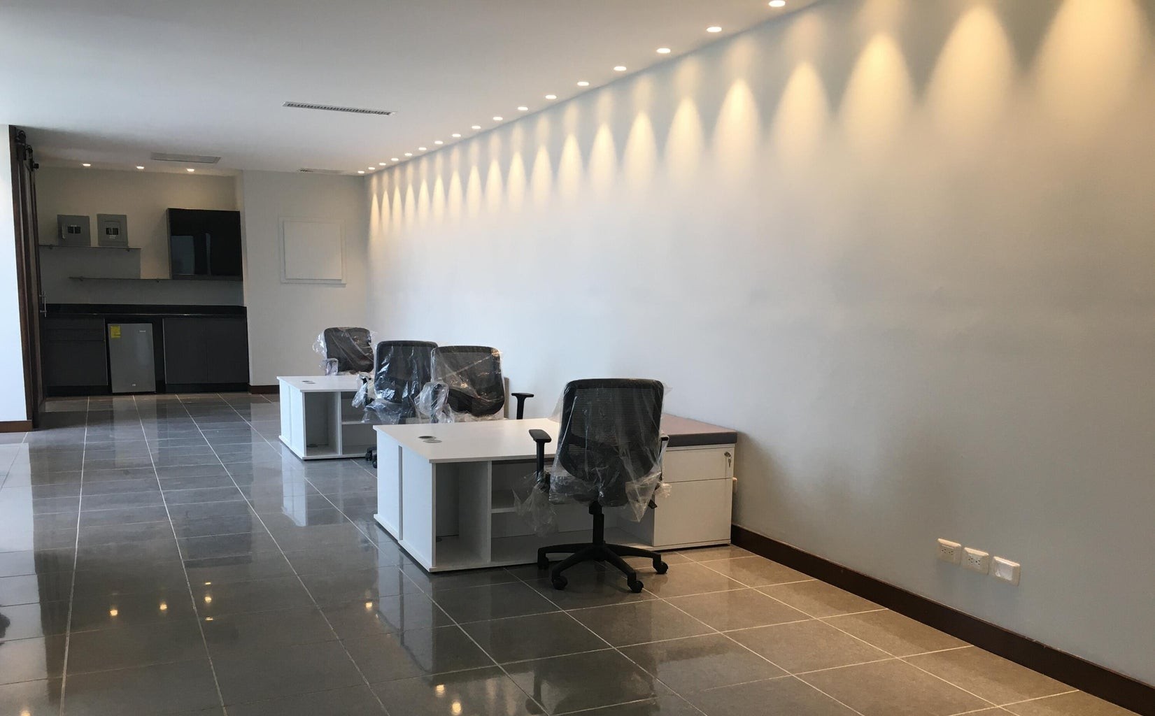 oficinas y locales comerciales - Oficina de 125 m2  en Piantini  de un baños 3