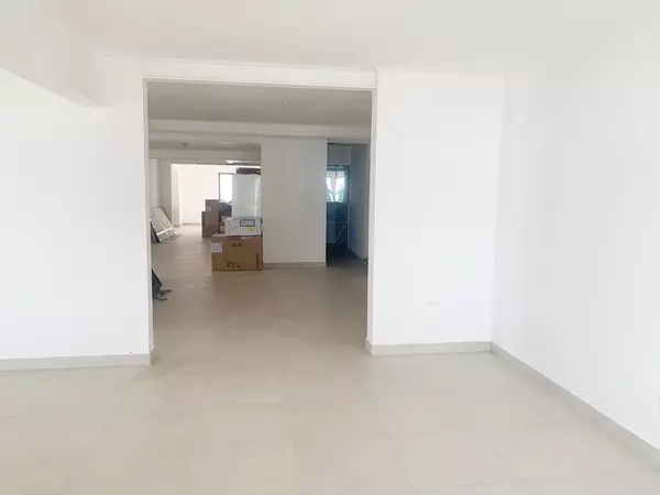 oficinas y locales comerciales - Local en Naco primer nivel  2