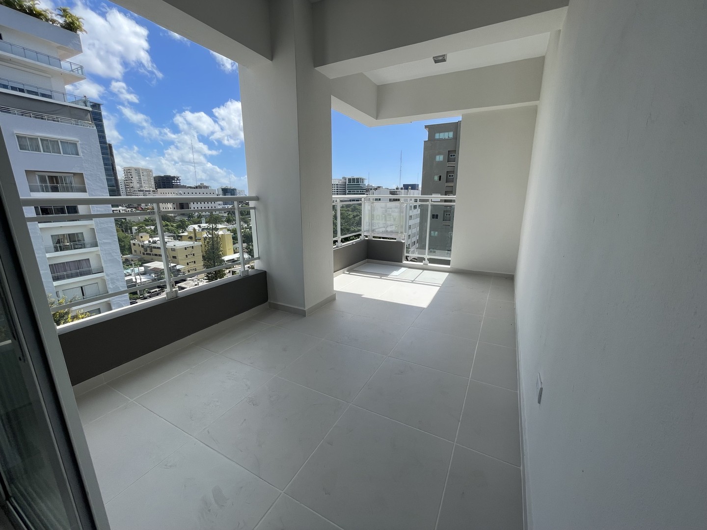 apartamentos - Evaristo Morales piso 9 3 habitaciones 3.5 banos 2 parqueos balcon