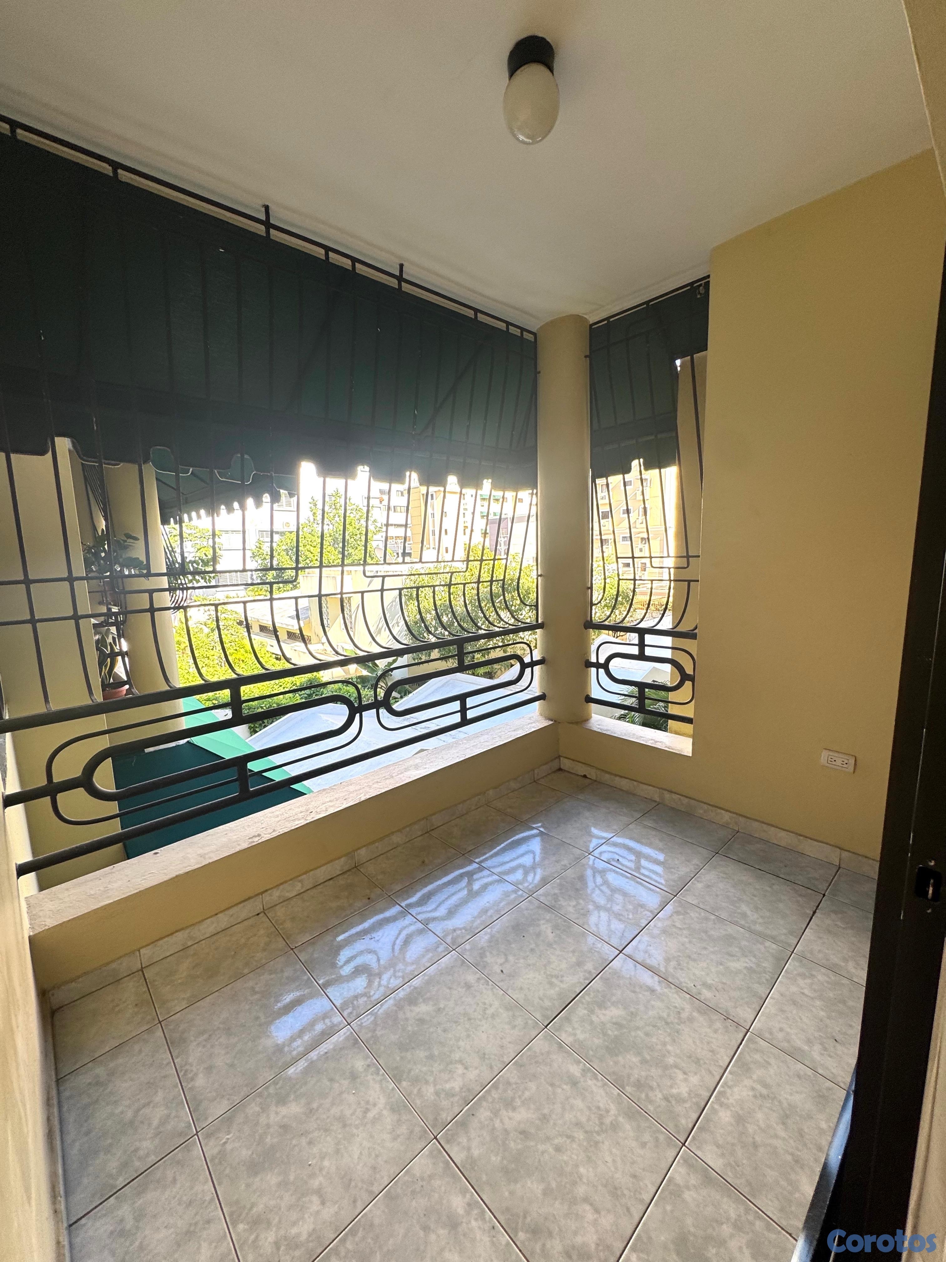 apartamentos - vendo Evaristo Morales dos hab dos baños balcón cocina amplia servicio  1