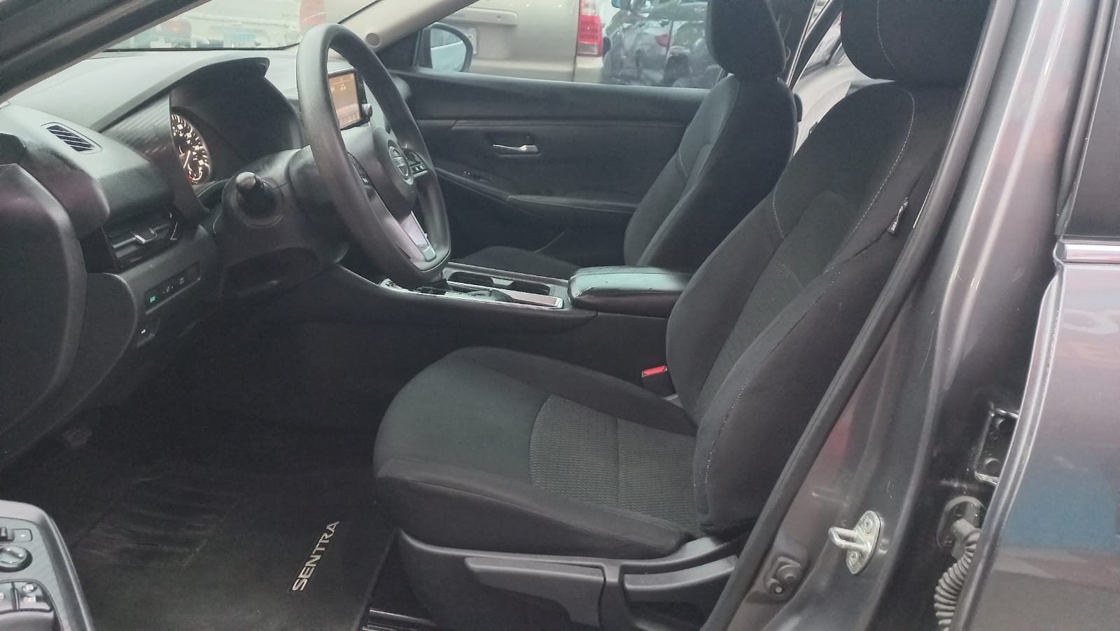 carros - Nissan Sentra S año 2020 Gris Oscuro 4