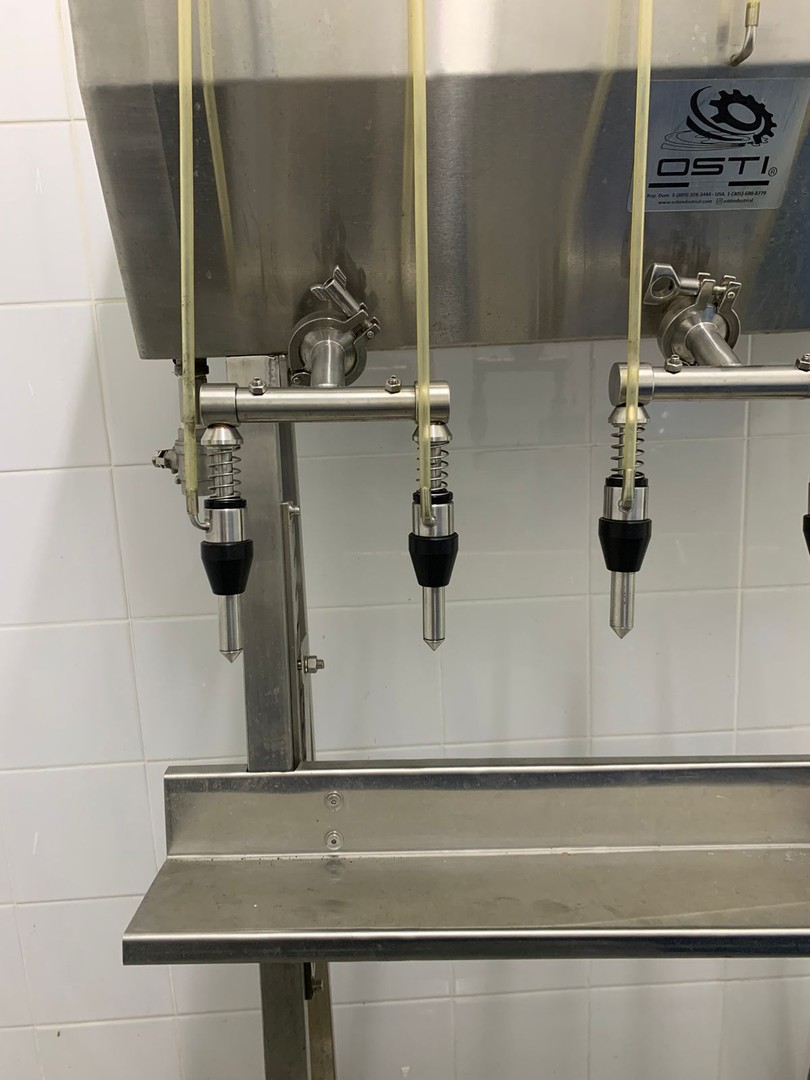 equipos profesionales - LLENADORA DE LIQUIDOS DE 4 PISTONES