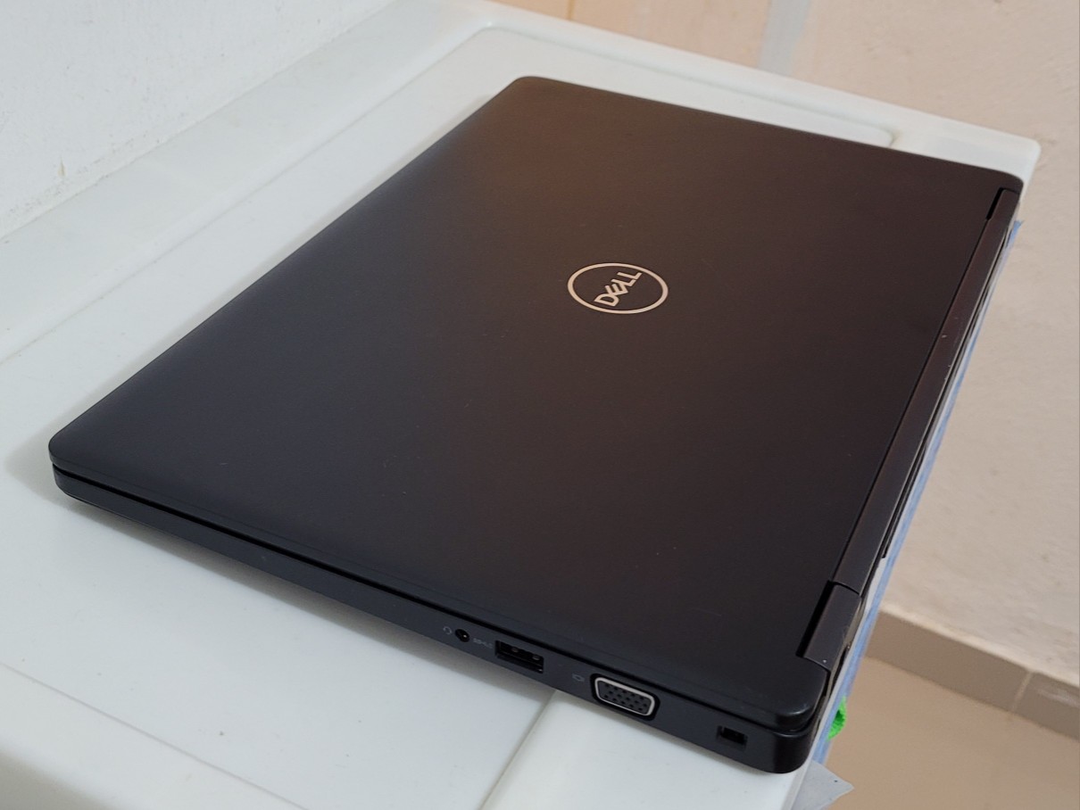 computadoras y laptops - Dell Slim Touch 14 Pulg Core i5 7ma Gen Ram 8gb SSD 512GB Wifi 2