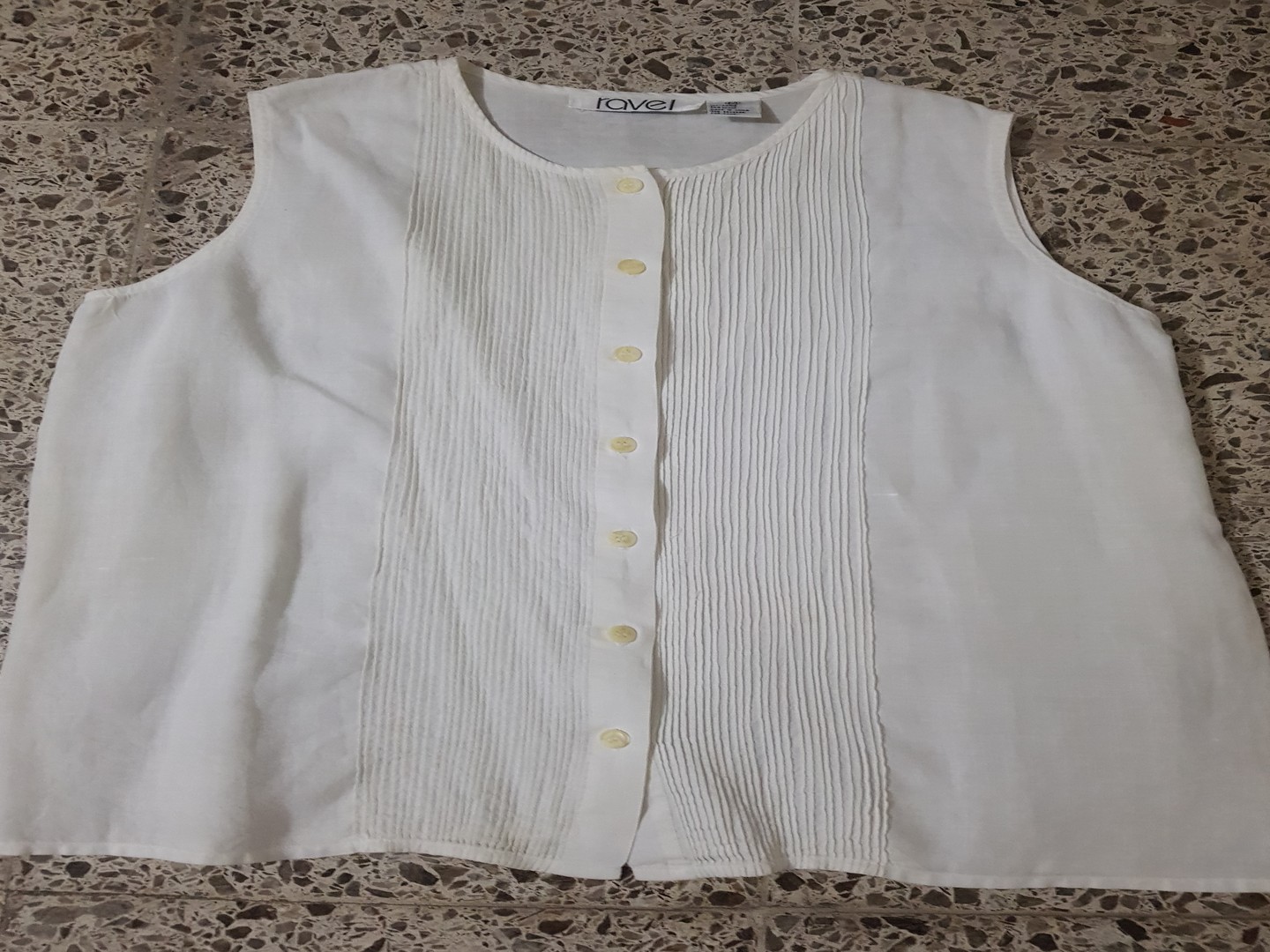 ropa para mujer - Blusa Blanca de lino irlandés, sin mangas, marca Ravel. 1