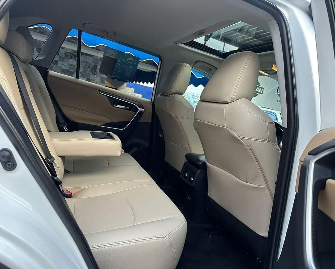 jeepetas y camionetas - 2019 Toyota RAV-4 XLE Americana recién importada clean carfax! 7