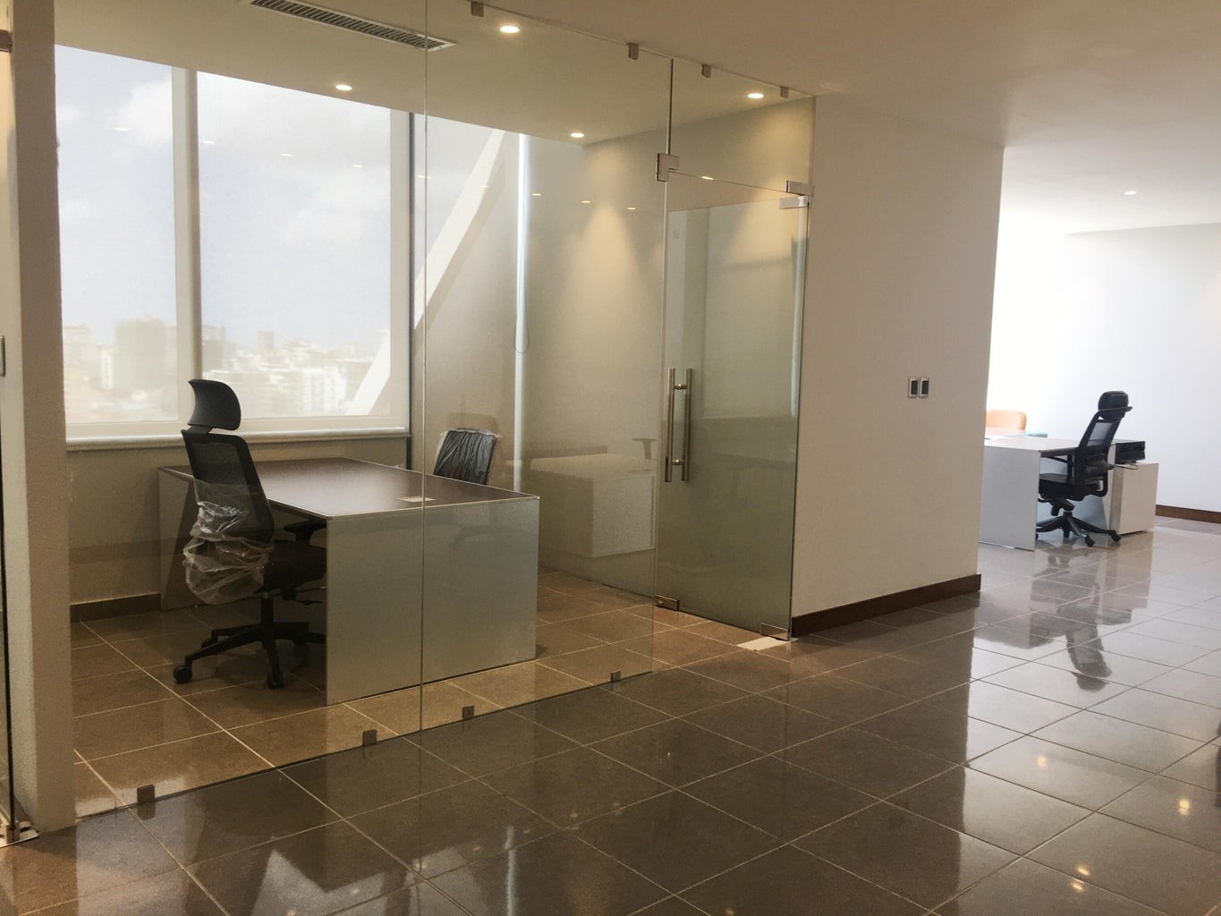 oficinas y locales comerciales - Oficina de 125 m2  en Piantini  de un baños 4