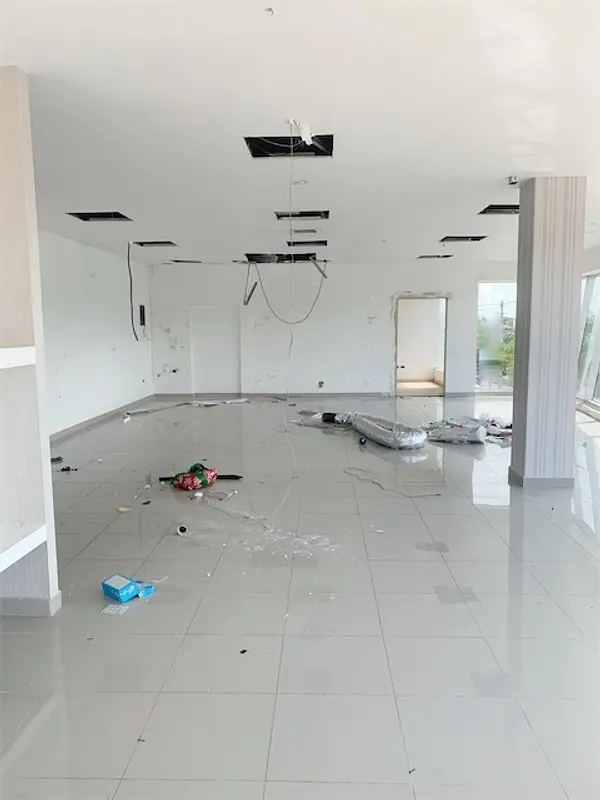 oficinas y locales comerciales - Local en naco amplio  6