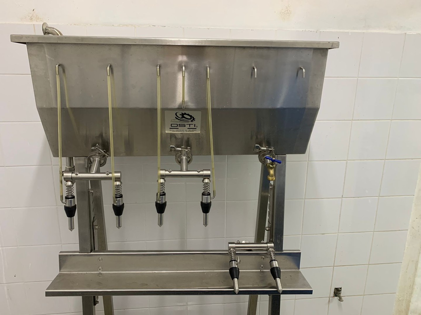 equipos profesionales - LLENADORA DE LIQUIDOS DE 4 PISTONES 1