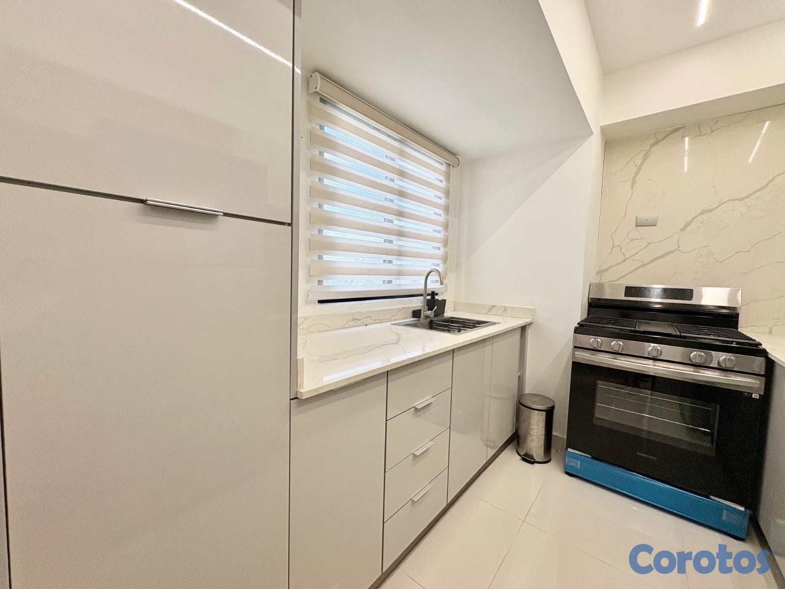 apartamentos - vendo amueblado los restauradores una habitacion 1.5 baños parqueo gas común  3