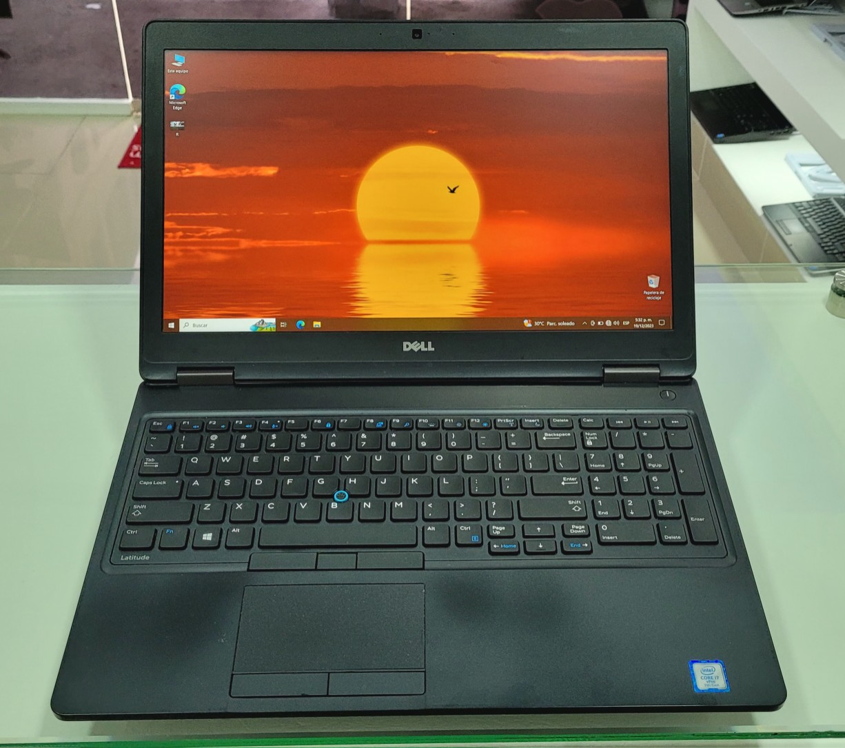 computadoras y laptops - Dell 5580 17 Pulg Core i7 7ma Gen Ram 16gb ddr4 Video intel Y Nvidea 10gb