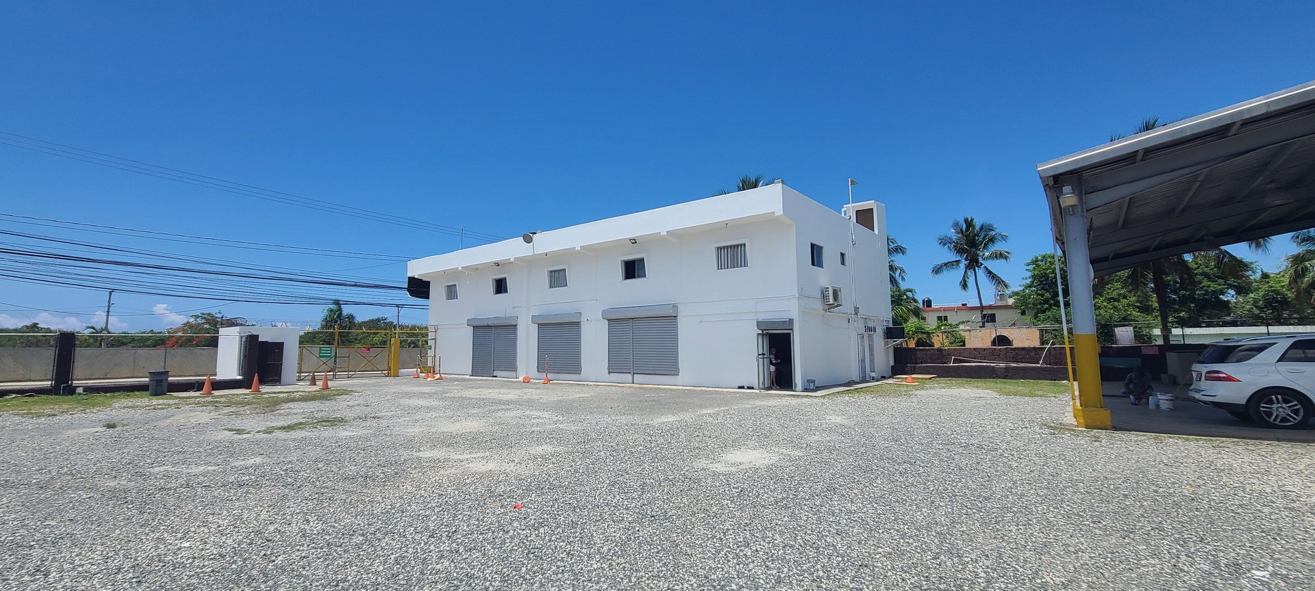oficinas y locales comerciales - Local comercial en venta y alquiler en La Caleta, Boca Chica de 690m2 4